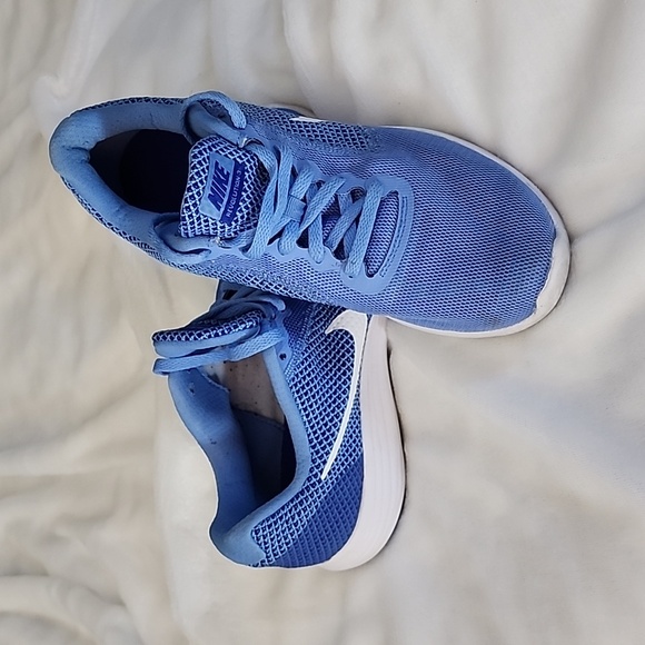 Women’s Nike Revolution 3 Shoes - Baby Blue, Size 8 - Picture 2 of 5